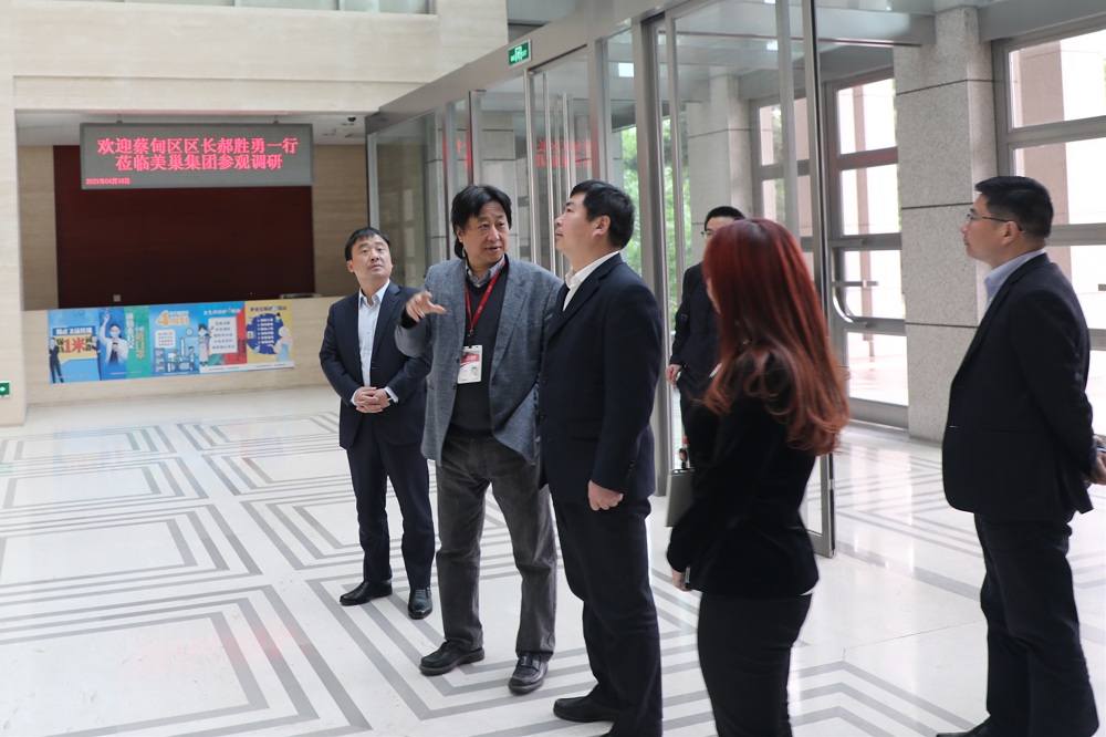 武漢市蔡甸區(qū)區(qū)長郝勝勇蒞臨美巢集團(tuán)參觀調(diào)研